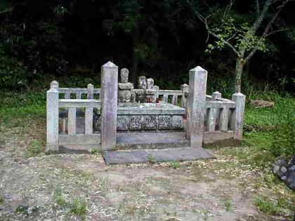 月山富田城の麓にある新宮党の墓