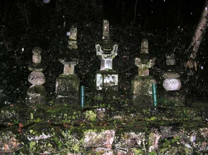 鳥取市の大義寺にある武田高信と家来の墓