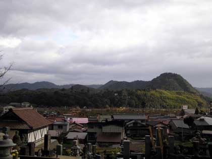 尼子経久の墓から見た月山富田城