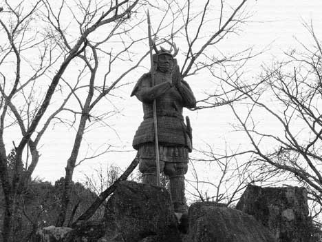 月山富田城に建つ山中鹿之助像